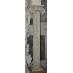 LV 111 Colonna corinzia con capitello ionico h. cm. 285, largh. cm. 35, diam. cm. 25